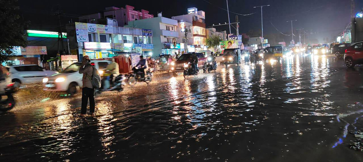 Heavy rain in vijayawada - Sakshi