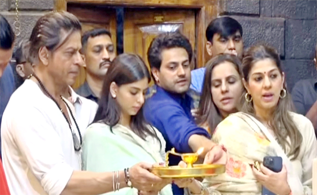 Shah Rukh Khan Seeks Blessings at Shirdi Sai Baba Temple with Daughter Suhana Khan Ahead of Dunki Release Photos - Sakshi