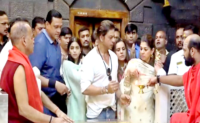 Shah Rukh Khan Seeks Blessings at Shirdi Sai Baba Temple with Daughter Suhana Khan Ahead of Dunki Release Photos - Sakshi