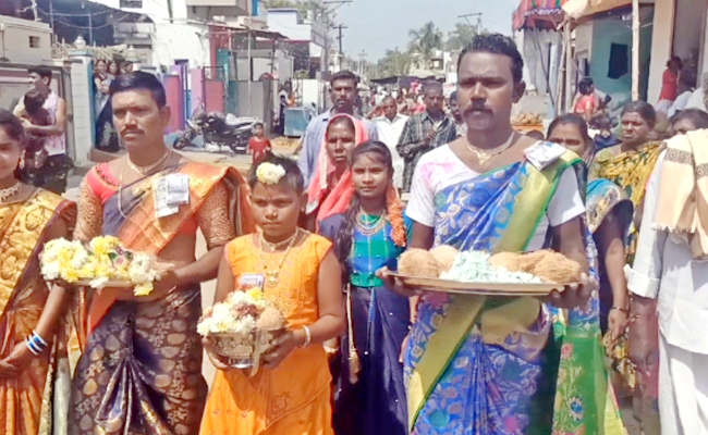 Village Men Dress up as Women to Celebrate Holi Photos - Sakshi