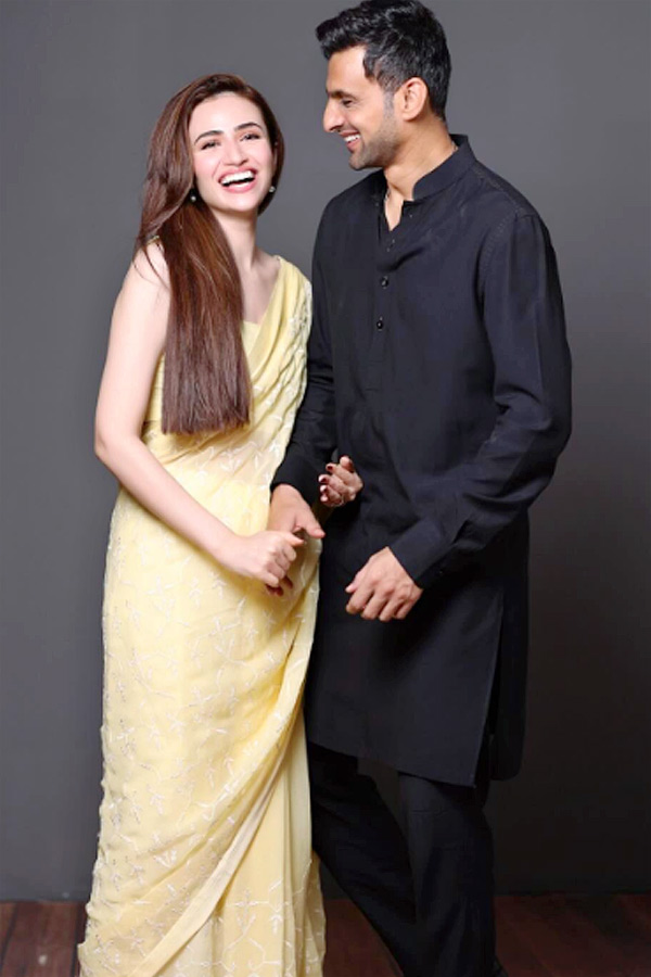 Shoaib Malik Celebrates Ramzan With Wife Sana Javed Photos - Sakshi