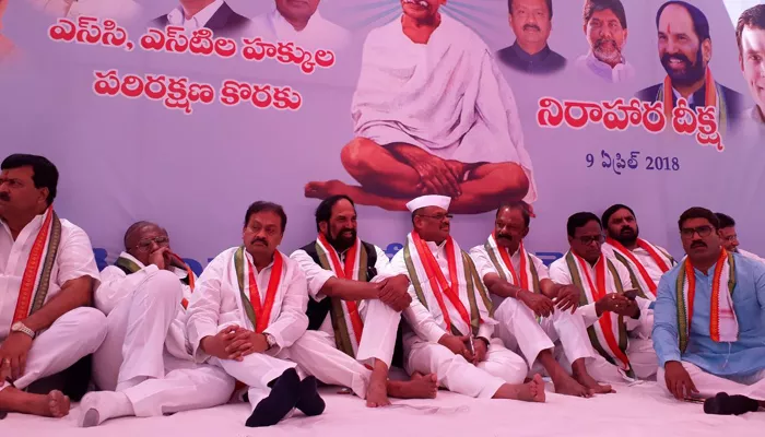 Congress leaders ​hunger strike in Gandhi Bhavan - Sakshi