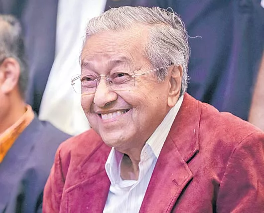 Malaysia's Mahathir Mohamad sworn in after shock comeback victory - Sakshi