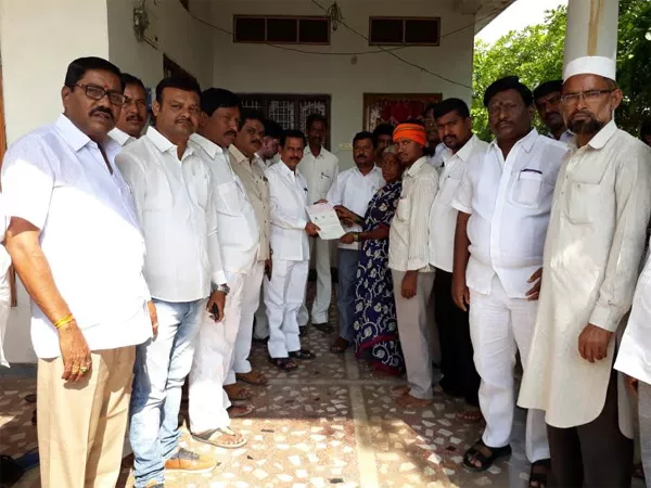 Cheques Distribution MLA Ravindra Kumar In Nalgonda - Sakshi