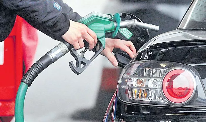 Petrol, diesel price cut revised to 1 paisa a litre - Sakshi