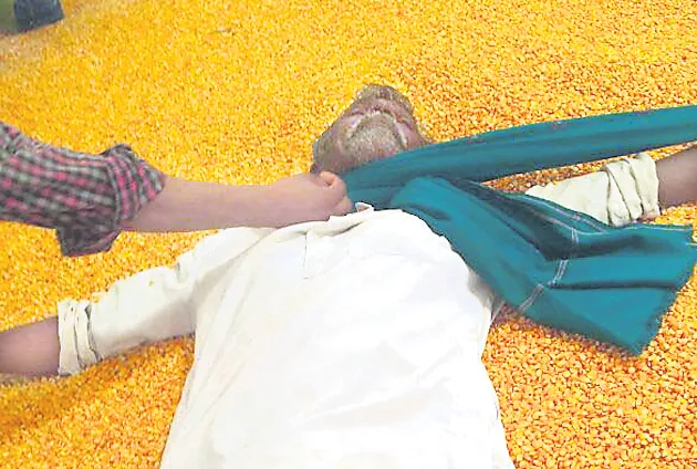 Farmer suicides in the market - Sakshi