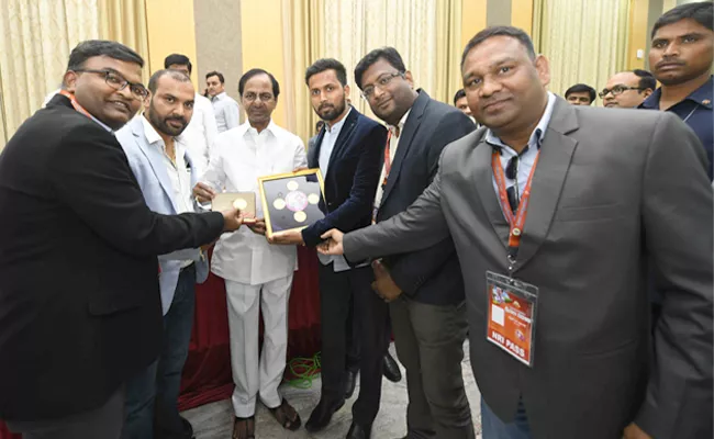 Telanagan CM KCR unveiled  minited coin of KCR and TRS party logo - Sakshi