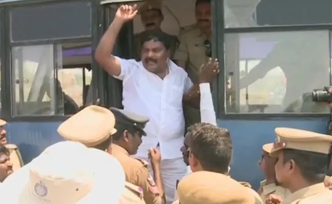 Police Try To Arrest YSRCP Leader Meruga Nagarjuna In Guntur - Sakshi