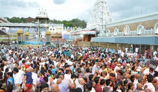 Huge devotees rush in tirumala - Sakshi