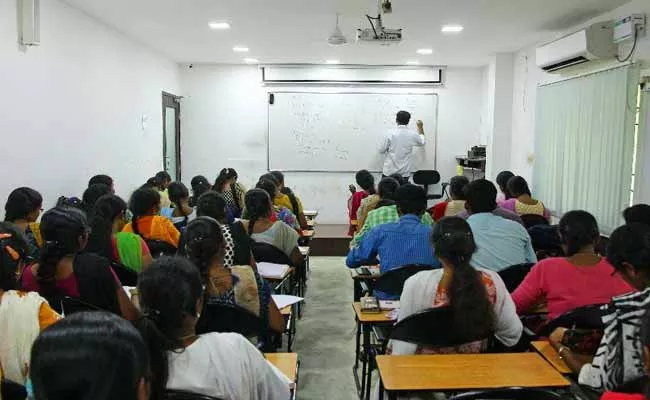 Coaching Centre Owner Garlands Teacher Refusing To Continue - Sakshi