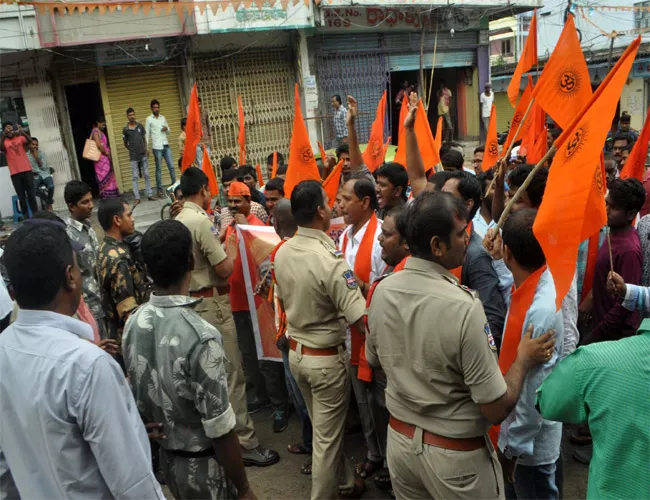 Paripoornananda Swami Arrested case On Rally Karimnagar - Sakshi