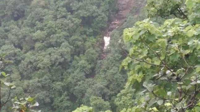 32 Killed As Bus Falls Into Gorge In Maharashtra - Sakshi