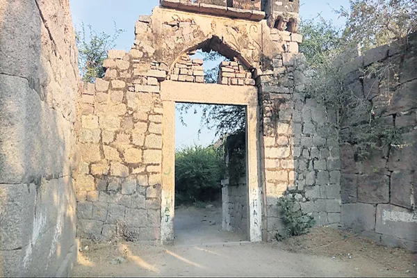 Wonder construction of Molangur Fort - Sakshi