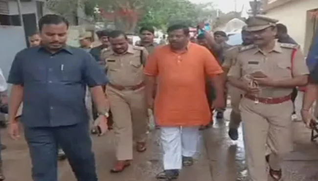 MLA Raja Singh Arrested in Hyderabad - Sakshi