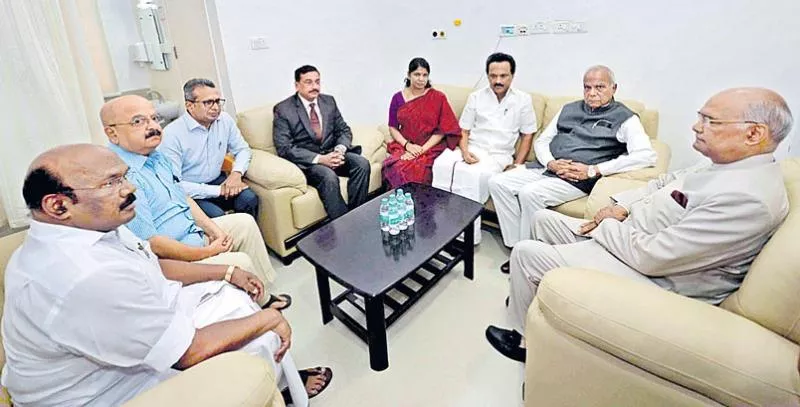 President Ram Nath Kovind visits Karunanidhi in hospital - Sakshi