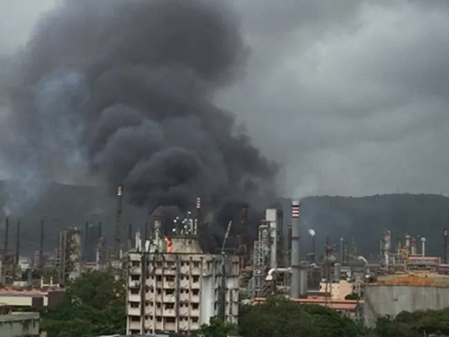 Fire at Bharat Petroleum refinery in Mumbai - Sakshi