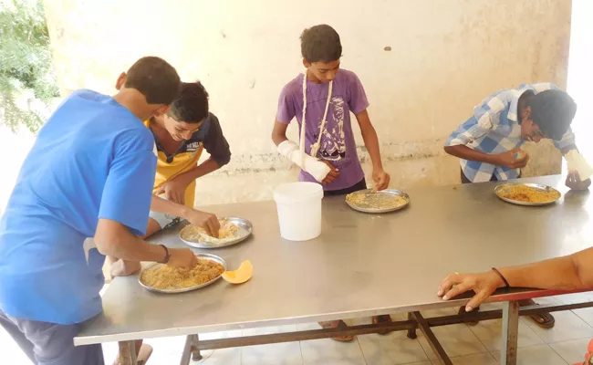 Sport School Hostel Students Suffering With Meal Supply - Sakshi