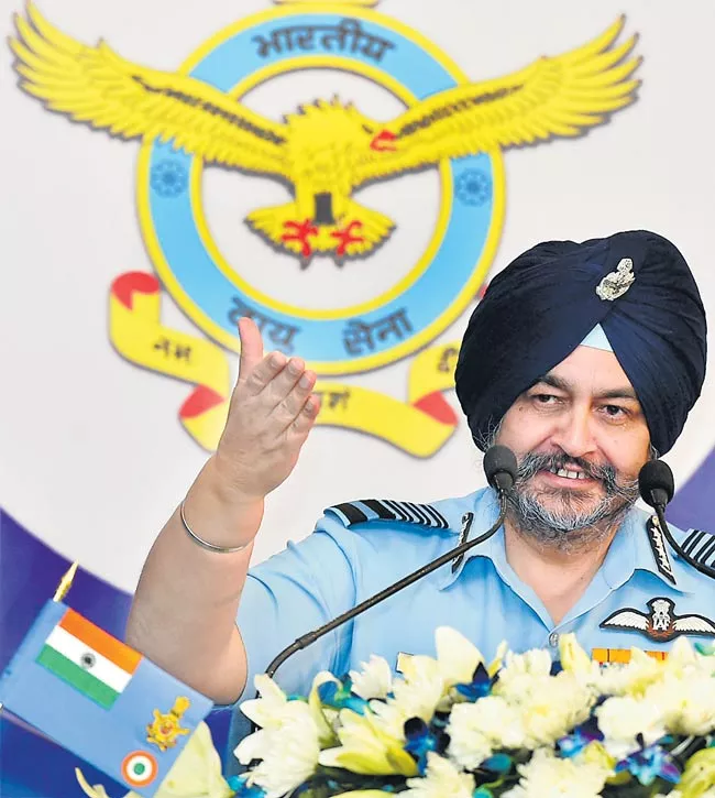 IAF chief BS Dhanoa justifies govt's decision to procure 36 Rafale jets - Sakshi