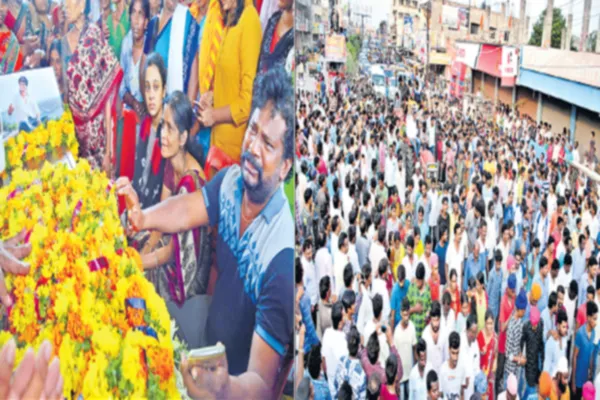 Huge crowd of people who have come to the funeral of Pranay - Sakshi