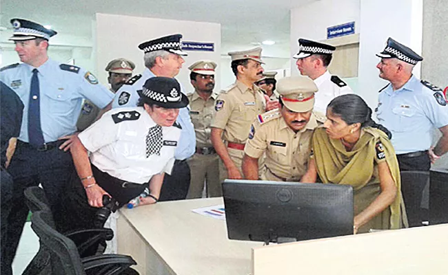 Police Station Receptions Not Working Properly In Night Time - Sakshi