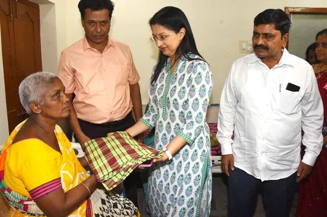 Heroine Gowthami visit Cancer patients - Sakshi