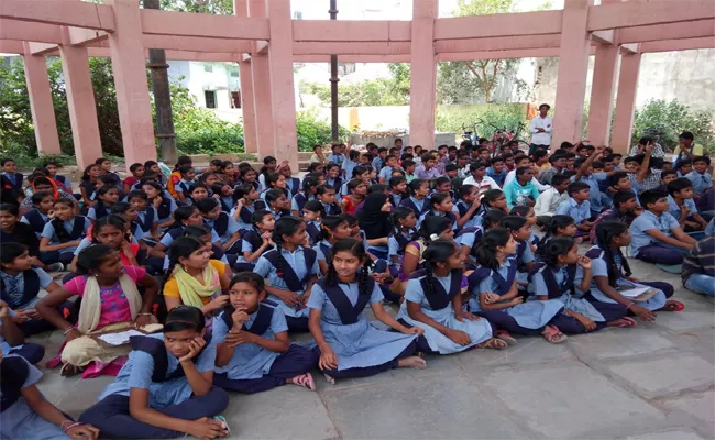 Minimum Speciality Not Implemented In All Warangal Govt Schools - Sakshi
