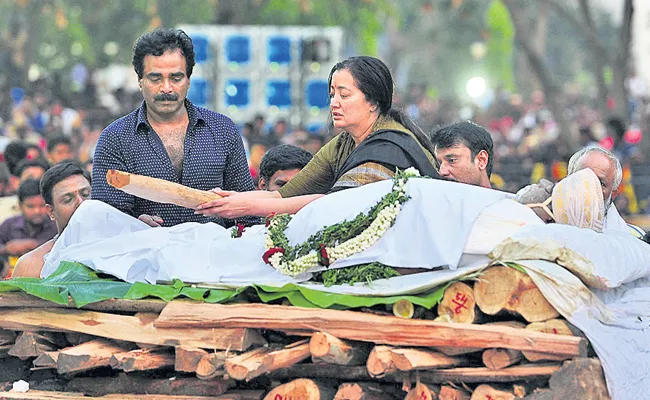 Kannada Rebel Star Ambarish Funerals With Official Formalities - Sakshi