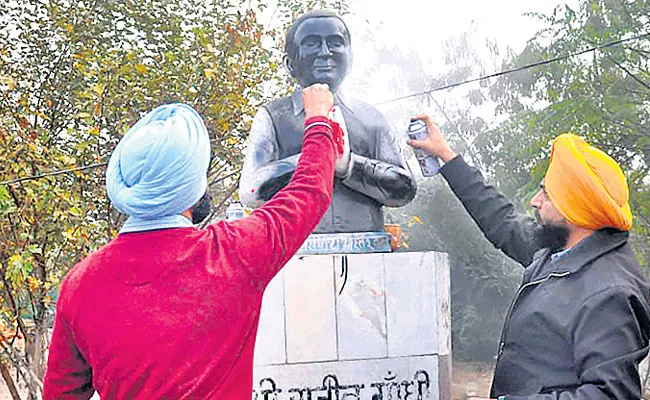 Rajiv Gandhis statue vandalised in Ludhiana - Sakshi