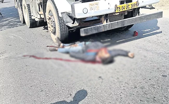 B Tech Student Dies In Road Accident Rangareddy - Sakshi