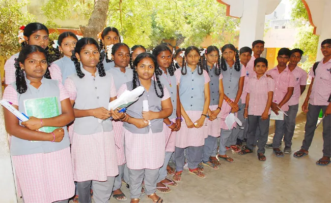 Telugu Students Suffering in Tamil nadu Tenth Class Exams - Sakshi