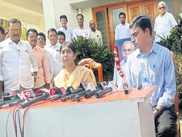 YS Sunita Reddy Press Meet Over False news - Sakshi