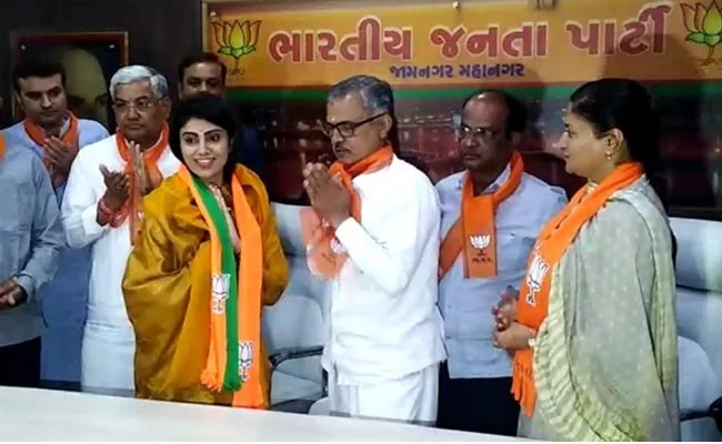 Ravindra Jadeja Wife Rivaba joins BJP - Sakshi