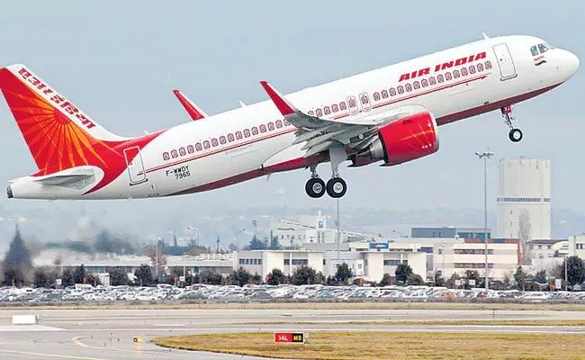 Action Against 4 Air India Employees For Stealing  Food  Report - Sakshi