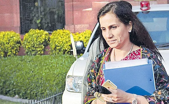 Chanda Kochhar distances herself from husband Deepak business - Sakshi