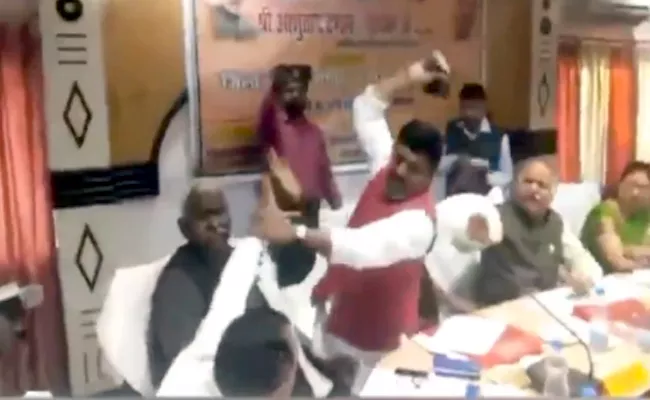 BJP MP Sharad Tripathi thrashes BJP MLA Rakesh Singh in Uttar Pradesh - Sakshi