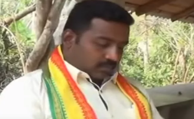 TDP MLA Bendalam Ashok Offering Money To Voters In Kaviti - Sakshi