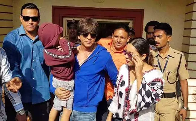Shah Rukh Khan Comments Over Takes Son AbRam To Polling - Sakshi