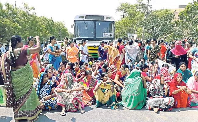 DWCRA Women Fires On Chandrababu Naidu Over Pasupu Kunkuma - Sakshi