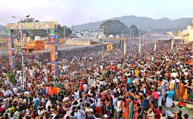 Tirumala Tirupati Devasthanam Devotees Full Rush - Sakshi