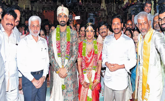 CM KCR And YS Jagan Attend Rameshwar Rao Daughter Marriage - Sakshi