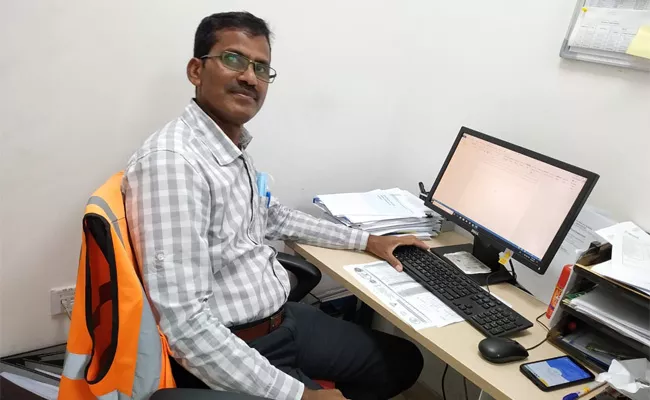 B Tech Student Life Success Store Karimnagar - Sakshi