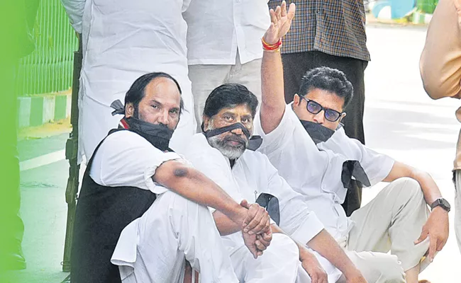 TPCC Chief Utham Kumar Reddy Along With MLAs Protests Before Assembly In Hyderabad - Sakshi