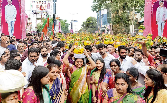 Ujjaini Mahankali Bonala Jathara Celebrated Sunday - Sakshi