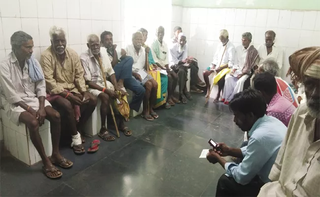 Patients Suffer From Lack Of Facilities At Hindupur Government Hospital - Sakshi