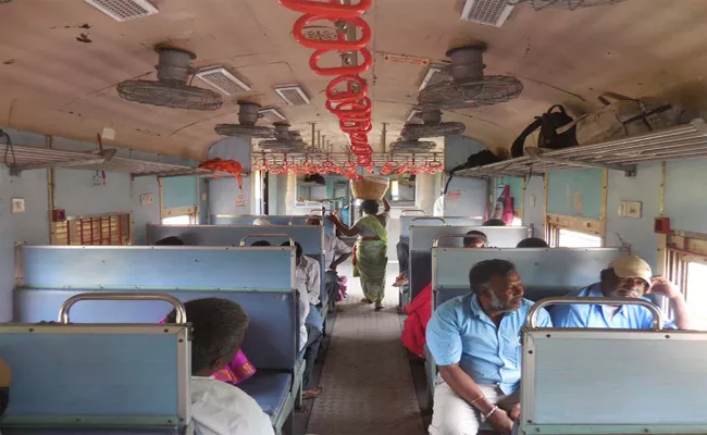 Passengers Facing Lack Of Facilities With Push Pull Train In Karimnagar - Sakshi