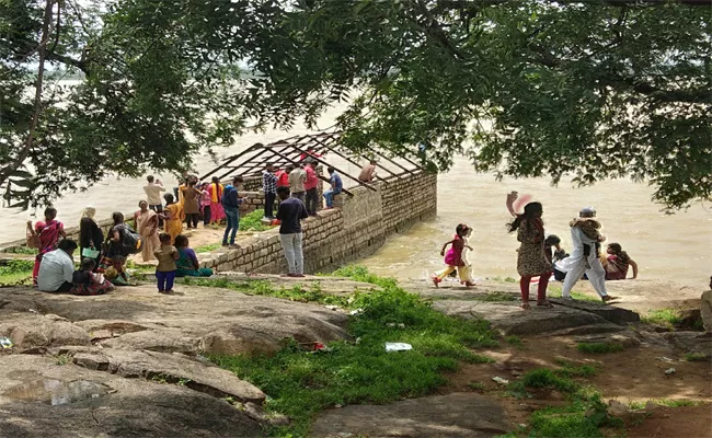 Tourists Visit The Pocharam Project On Monday In Nagireddypet, Nizambad - Sakshi