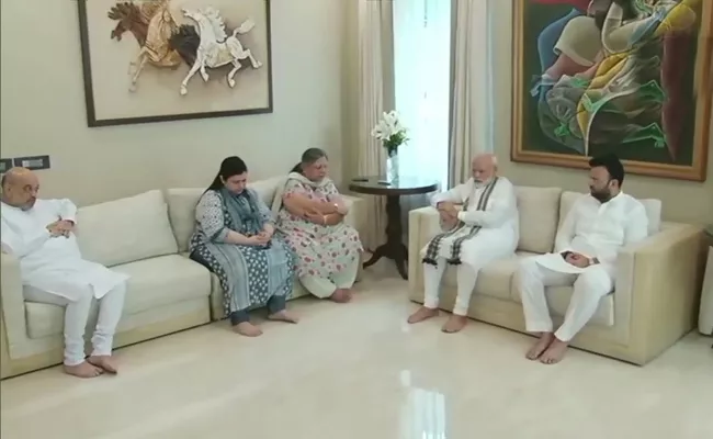PM Modi Meets Arun Jaitley Family Members - Sakshi