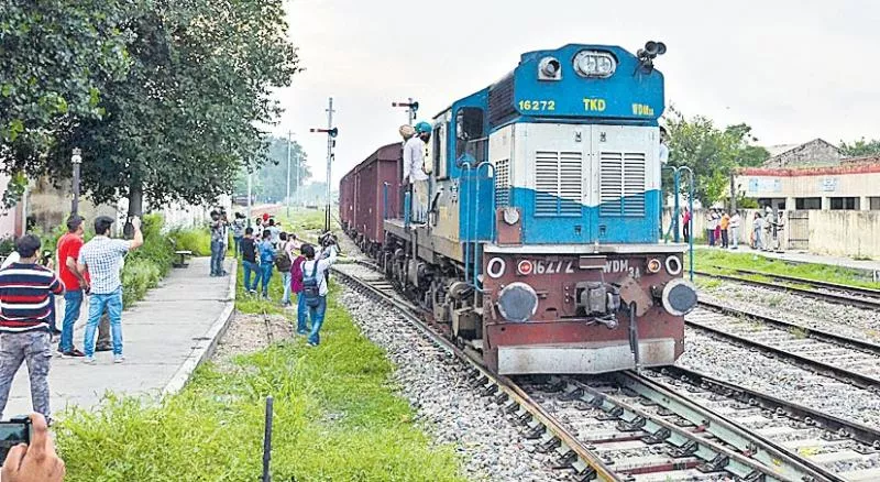Pakistan stops Samjhauta Express at Wagah border - Sakshi