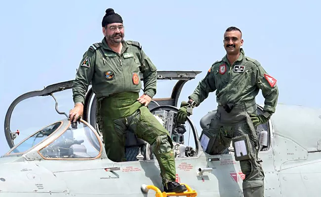 Abhinandan Varthaman flies MiG-21 sortie with Indian Air Force chief BS Dhanoa - Sakshi