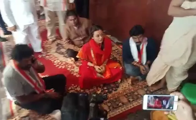 Namrata Shirodkar Offers Prayers At Kanakadurga temple - Sakshi